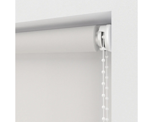 Rulou albă cu lanț la fereastră