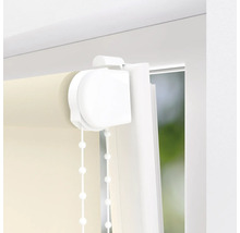 Detaliu al unei role cu lanț pe o fereastră