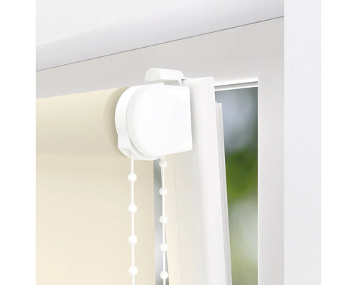 Detaliu al unei role cu lanț pe o fereastră