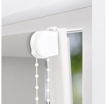 Imagine detaliată a unei rolete gri de fereastră cu lanț de operare