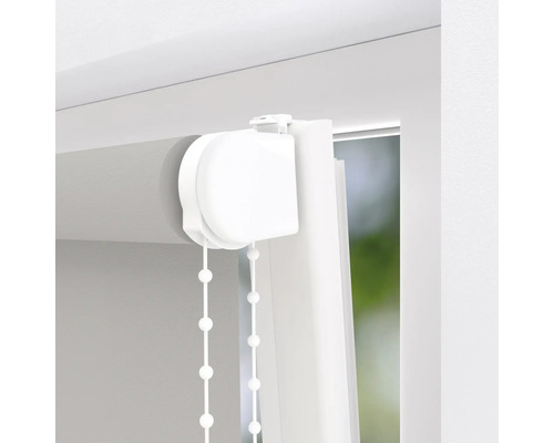 Imagine detaliată a unei rolete gri de fereastră cu lanț de operare