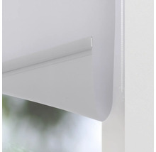 Prim-plan cu o rulou albă la fereastră