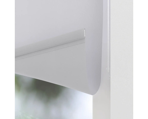 Prim-plan cu o rulou albă la fereastră