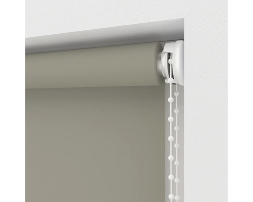 Detaliu al unei rolete cu șnur pentru decorarea ferestrelor