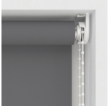 Rulou gri cu lanț în cadrul ferestrei.