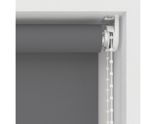 Rulou gri cu lanț în cadrul ferestrei.