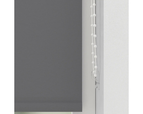 Rulou gri cu lanț la fereastră