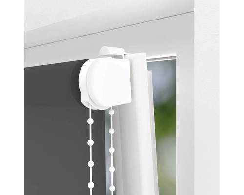 Imagine detaliată cu o roletă cu lanț la fereastră