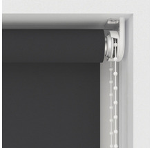 Rulou gri închis cu lanț de acționare în cadrul ferestrei.