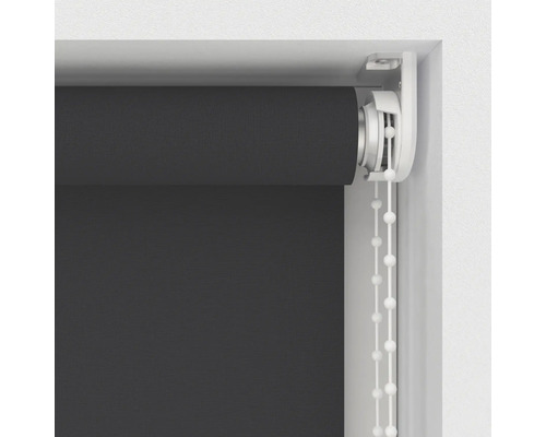 Rulou gri închis cu lanț de acționare în cadrul ferestrei.