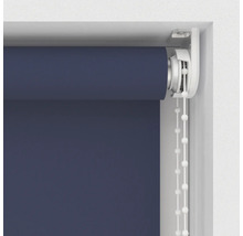 Rulou de culoare albastru închis cu lanț într-o ramă de fereastră.