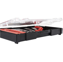 Set de burghie cu diverse burghie într-o cutie de plastic neagră cu capac transparent.