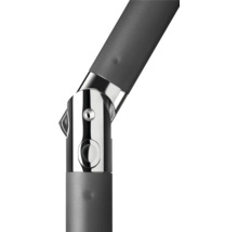 Prim-plan cu articulația metalică a unei umbrele de soare