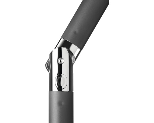 Prim-plan cu articulația metalică a unei umbrele de soare