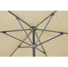 Partea inferioară a unei umbrele de soare cu cadru metalic și husă din material textil