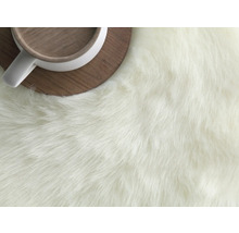 Prim-plan cu un covor cu fibre lungi și o cană pe un suport