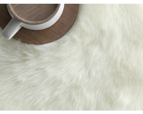 Prim-plan cu un covor cu fibre lungi și o cană pe un suport