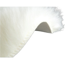 Prim-plan al unui covor alb cu fibre lungi