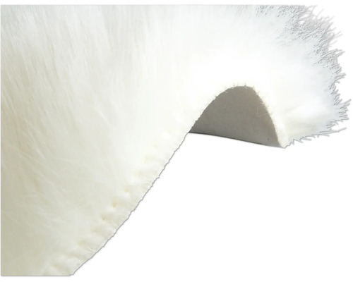 Prim-plan al unui covor alb cu fibre lungi