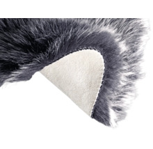 Covor gri din imitație de blană cu colțul îndoit