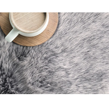 Covor gri cu fibre lungi și ceașcă