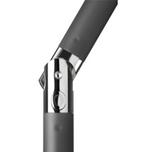 Detaliu cu articulația metalică a unei umbrele de soare