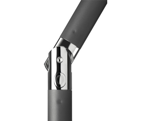 Detaliu cu articulația metalică a unei umbrele de soare