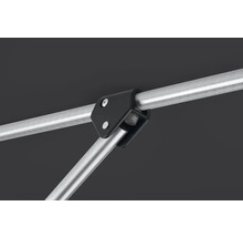 Prim-plan cu cadru de pavilion cu conector negru și bare argintii