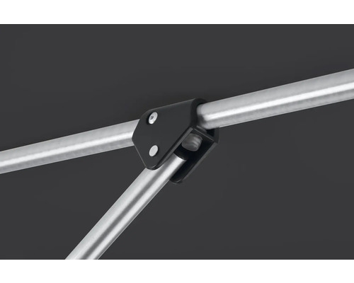 Prim-plan cu cadru de pavilion cu conector negru și bare argintii