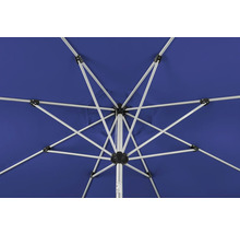 Vedere de jos a unei umbrele de soare deschise cu cadru metalic