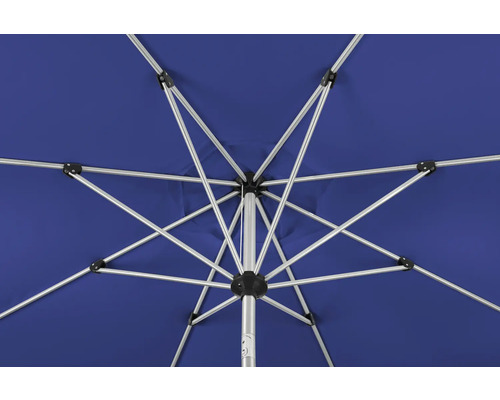 Vedere de jos a unei umbrele de soare deschise cu cadru metalic