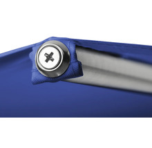 Detaliu prelată albastră cu șurub