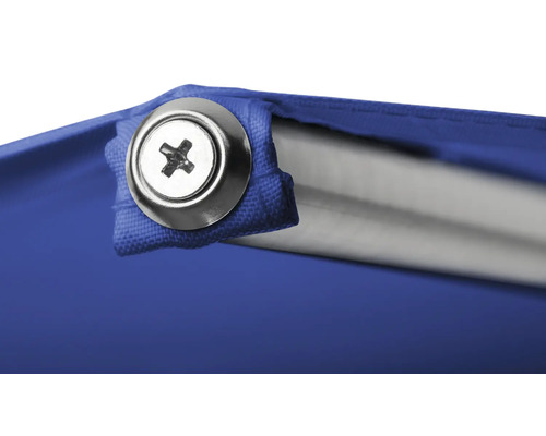 Detaliu prelată albastră cu șurub