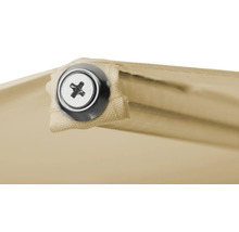 Detaliu al unei copertine bej cu șurub