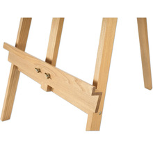 Prim-plan cu un șevalet din lemn