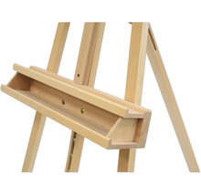 Vizualizare detaliată a unui șevalet din lemn pentru rechizite de artă