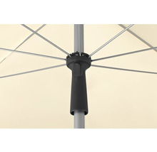 Prim-plan cu o umbrelă de soare cu spițe, stâlp și mecanism de manivelă