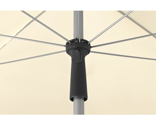 Prim-plan cu o umbrelă de soare cu spițe, stâlp și mecanism de manivelă