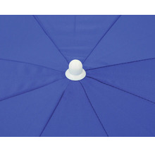 Prim-plan cu material albastru al unei umbrele de soare cu vârf alb