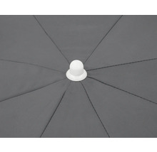 Detaliu umbrelă de soare cu vârf alb