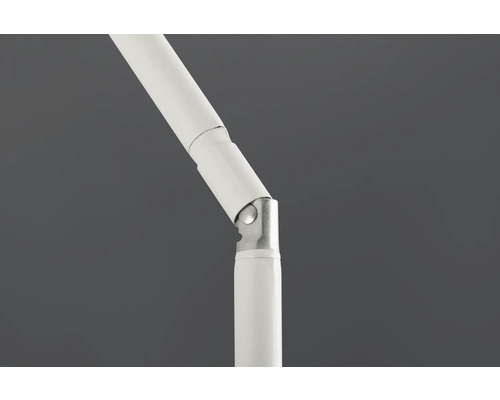 Prim-plan cu brațul alb al lămpii cu o articulație.