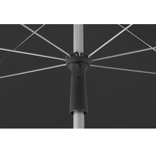 Prim-plan cu o umbrelă de soare cu spițe și stâlp