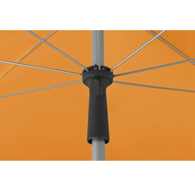 Imagine detaliată a unei umbrele de soare deschise cu cadru metalic