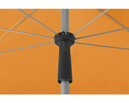 Imagine detaliată a unei umbrele de soare deschise cu cadru metalic