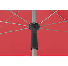 Vizualizare detaliată a unei umbrele de soare deschise cu o copertină roșie și un cadru gri argintiu