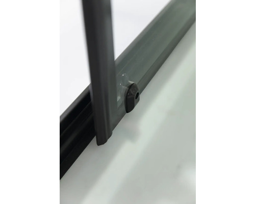 Detaliu cabină de duș cu opritor de ușă