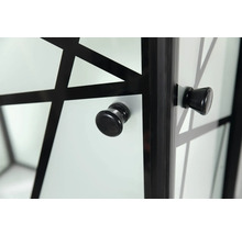 Prim-plan al unui mâner de ușă de cabină de duș cu model geometric