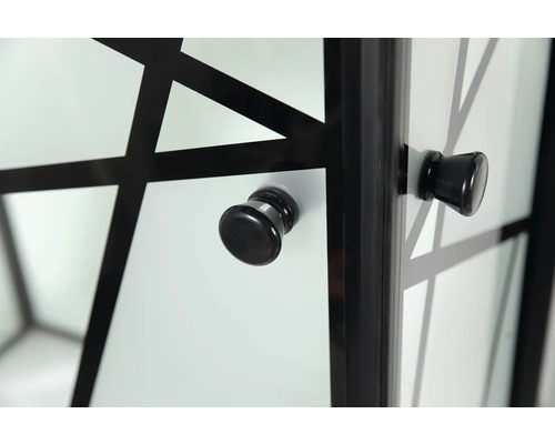 Prim-plan al unui mâner de ușă de cabină de duș cu model geometric