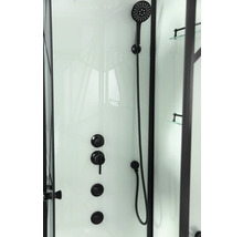 Prim-plan cu cabină de duș cu armătură neagră și duș de mână