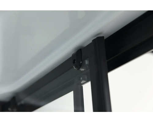 Detaliu cu o copertină neagră fixată pe acoperiș